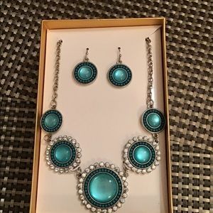 Beautiful two-piece turquoise necklace and earrings set.